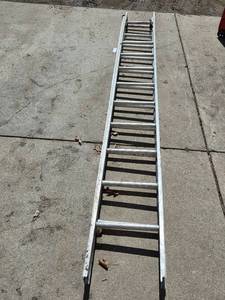 lot 113 image: Used Aluminum Extension Ladder