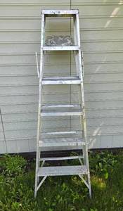 lot 127 image: Used Metal Step Ladder with Extended Platform