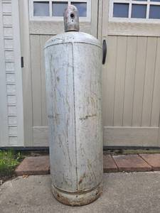 lot 132 image: Used Midland LPG Cylinder with Flammable Gas Warning