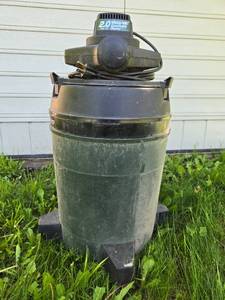 lot 172 image: Used 12-Gallon Shop-Vac WetDry Vacuum with Detachable Blower