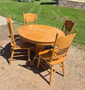 lot 207 image: Expandable Oak Dining Table with 4 Matching Chairs
