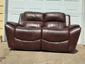lot 208A image: Brown Leather Reclining Loveseat