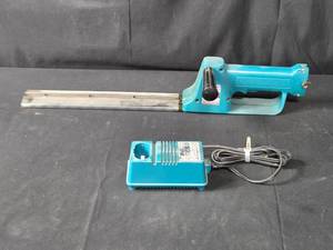 lot 12 image: Makita 300mm Cordless Hedge Trimmer UH3000D with Fast Charger