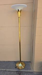 lot 27 image: Vintage Brass Floor Lamp