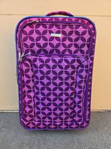 lot 28 image: Embark Purple Geometric Rolling Suitcase