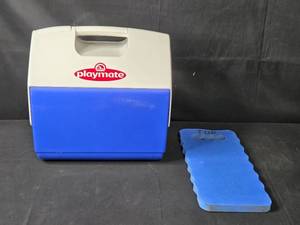 lot 72 image: Playmate Cooler with Knee Pad Combo