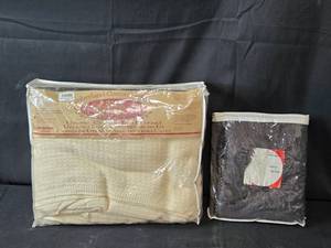 lot 94 image: Set of 2 New Cumberland Cotton Bed Blankets