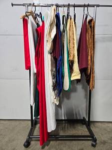 lot 122 image: Collection of Holiday and Seasonal Tablecloths and Aprons - various sizes