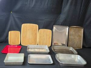 lot 153 image: Assorted Baking and Cutting Board Set