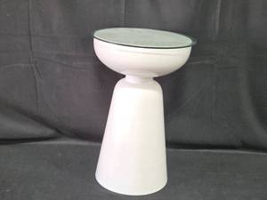 lot 193 image: Modern Pier 1 Decorative Outdoor Side Table