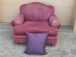 lot 195 image: Cozy Plum-Colored Armchair with Decorative Pillow