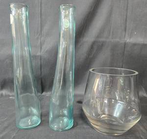 lot 196A image: Trio of Glass Vases