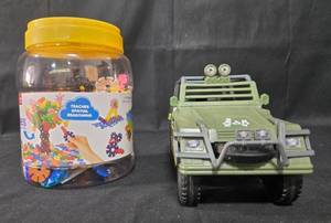 lot 203 image: Kids Toy Set Brain Flakes Building Pieces and Military Toy Vehicle
