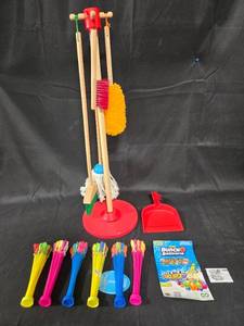 lot 238 image: Childrens Play Cleaning Set with ZURU Bunch O Balloons for Your Next Party