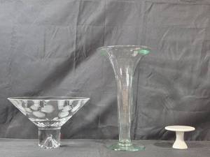 lot 243 image: Set of Glass Decorative Bowl, Vase and Display Stand