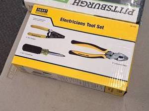 lot 1157 image: Smart Electrician Electricians Tool Set
