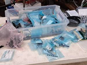 lot 1123 image: Lot of (1 Tote) Electronic Components - Capacitors (assorted)