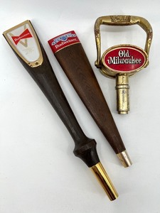 lot 287 image: Set of 3 Vintage Beer Tap Handles - Budweiser & Old Milwaukee