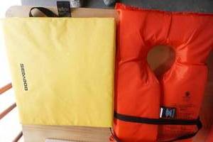 lot 143 image: Life Jacket (Adult) & Floatation Device