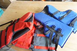 lot 166 image: NEW (3ct) Onyx Adult Universal Life Jacket