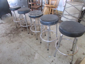 lot 23 image: Bar Stools
