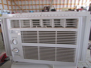 lot 37 image: Window Air Conditioner