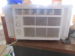 lot 38 image: Window Air Conditioner