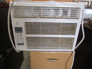 lot 40 image: Window Air Conditioner