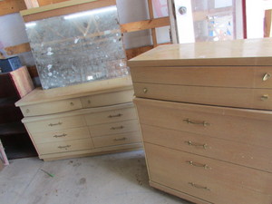 lot 87 image: Vintage Dresser Set