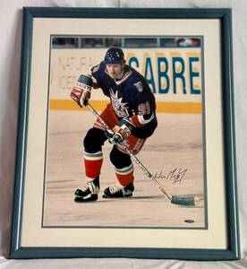 lot 4 image: Wayne Gretzky Autographed Photo w UDA COA Sticker, Framed and Matted 26x22 Signed Hockey
