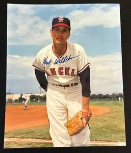 lot 96 image: Hoyt Wilhelm Signed 8x10 Baseball Photo