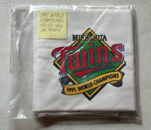 lot 126 image: Minnesota Twins 1991 World Series Baseball Grilling Apron, New