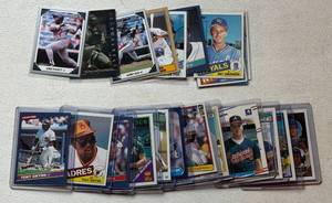 lot 128 image: Large Lot of 1980s and 1990s Baseball Rookies and Stars - Henderson, Puckett, Gwynn, Ramirez, McGwire, Glavine and More