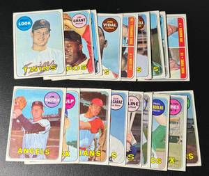lot 117A image: 1969 Topps Baseball 18 Card Vintage Baseball Lot