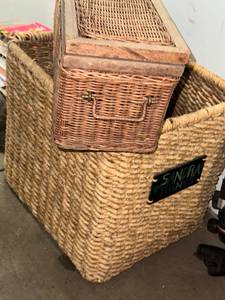 lot 54 image: Set of 2 Wicker Baskets with Wooden Lids