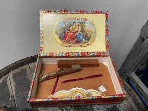 lot 89 image: La Aroma de Cuba Empty Cigar Box with Decorative Design