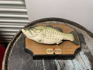 lot 90 image: Big Mouth Billy Bass Singing Fish Plaque
