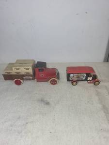 lot 268 image: Vintage Models of Yesteryear 1926 Ford Model TT Diecast Trucks Set