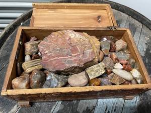 lot 159 image: Collection of Polished Semi-Precious Stones in Wooden Chest