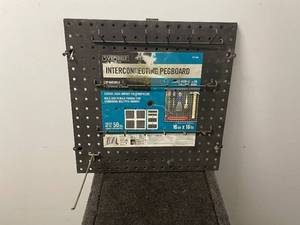 lot 190 image: 16x16 Sturdy Interconnecting Pegboard System