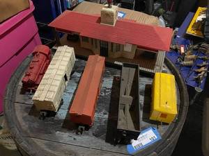 lot 191 image: Set of Vintage Model Trains and Station