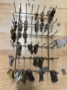 lot 243 image: Set of 250 Assorted Blank Keys on Display Rack