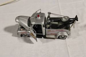 lot 4 image: Diecast Toy Tow Truck with Openable Doors and Detailed Interior