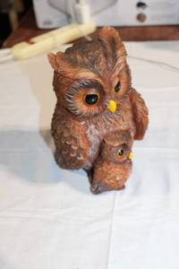 lot 9 image: Decorative Mother and Baby Owl Figurine Set