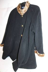 lot 26 image: Herman Kay Womens Black Coat with Faux Fur Trim Size 3X
