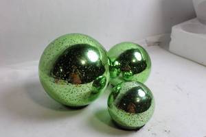 lot 58 image: Set of 3 Decorative Green Glass Garden Gazing Balls