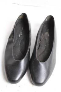 lot 82 image: Pair of Womens Black Leather Loafers by Easy Street
