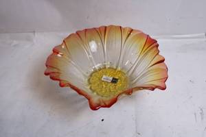 lot 105 image: 16 Decorative Glass Bowl with Amber and Red Tint