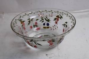 lot 106 image: Decorative Glass Bowl with Floral Design