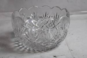 lot 111 image: Vintage Crystal Cut Glass Bowl 8.5-inch Diameter
